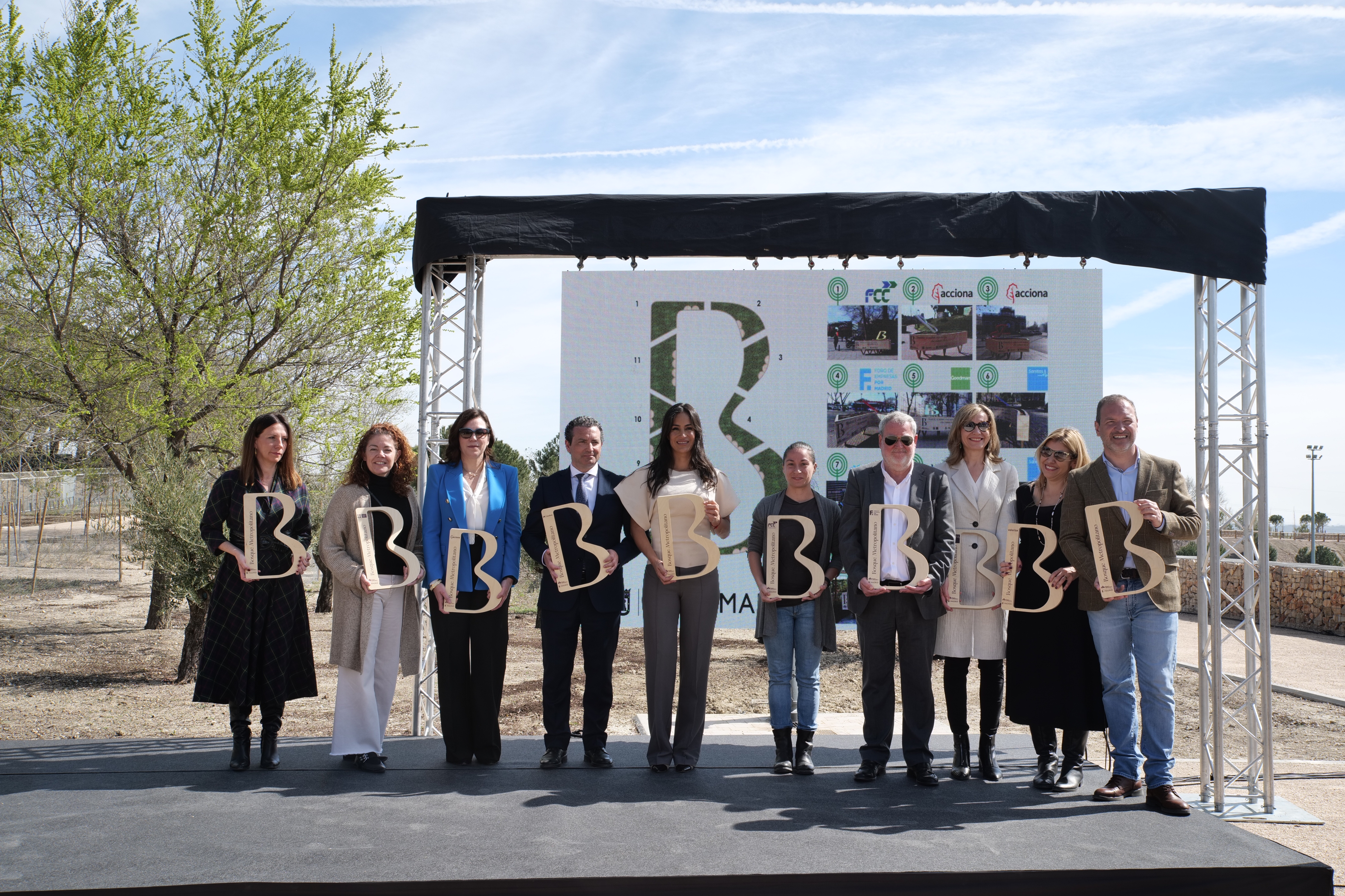Asistentes al acto de hoy de inauguraci&oacute;n del nuevo acceso renaturalizado del Bosque Metropolitano que conecta con el Cerro Almod&oacute;var